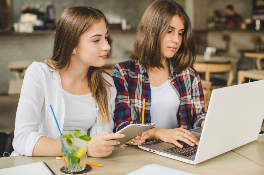 High school students studying together on a laptop, representing dual enrollment opportunities