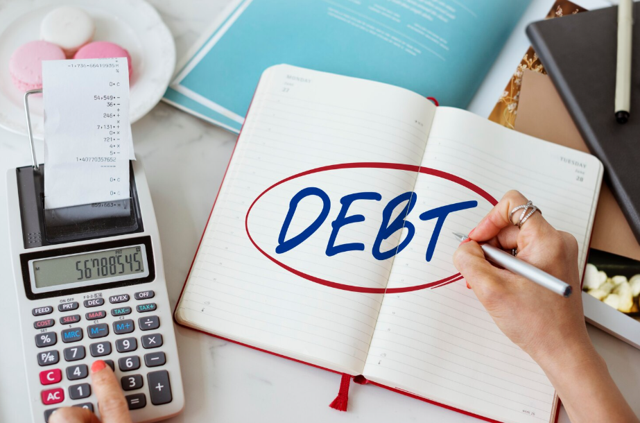 Calculating expenses, highlighting the importance of financial planning to graduate with less debt